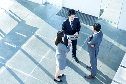 社員同士の会話の様子