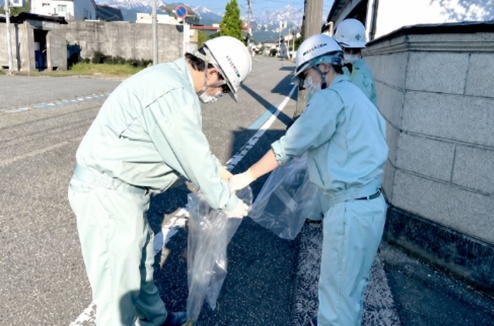 工場周辺の清掃活動の様子
