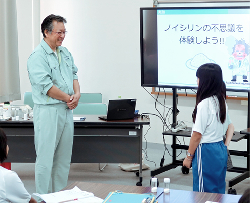 ふるさと学習での企業紹介の様子