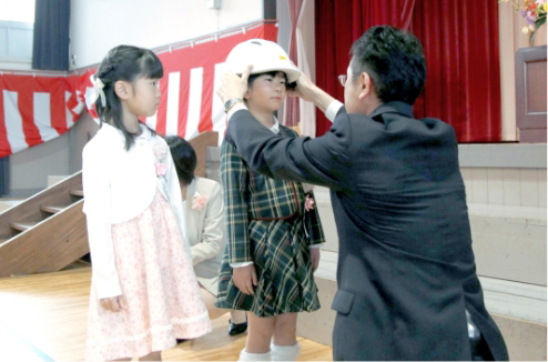 通学用ヘルメット寄贈の様子